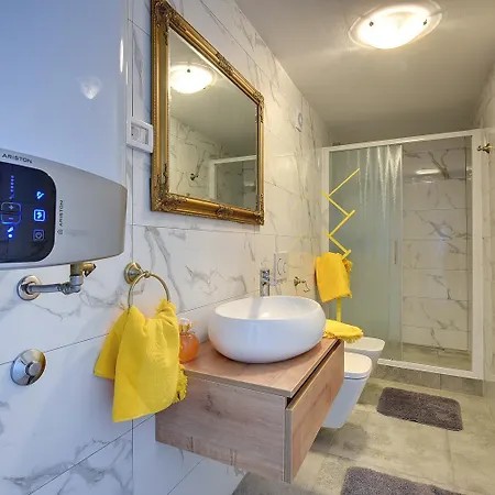 Prázdninový dům Typisch Istrisches Mit Privatem Pool, Tischfussball, Darts, Gym