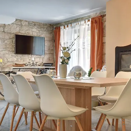 Ferienhaus Typisch Istrisches Mit Privatem Pool, Tischfussball, Darts, Gym Mednjan