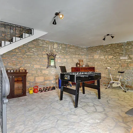 Typisch Istrisches Mit Privatem Pool, Tischfussball, Darts, Gym Holiday home