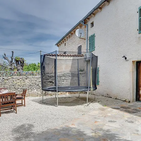 Holiday home Typisch Istrisches Mit Privatem Pool, Tischfussball, Darts, Gym Mednjan