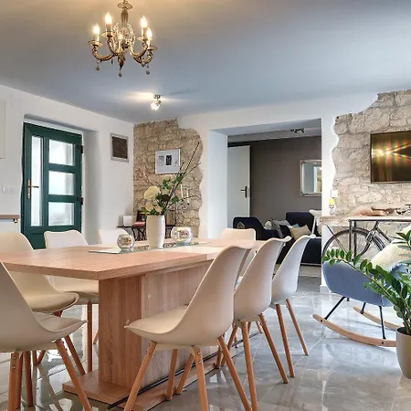Holiday home Typisch Istrisches Mit Privatem Pool, Tischfussball, Darts, Gym